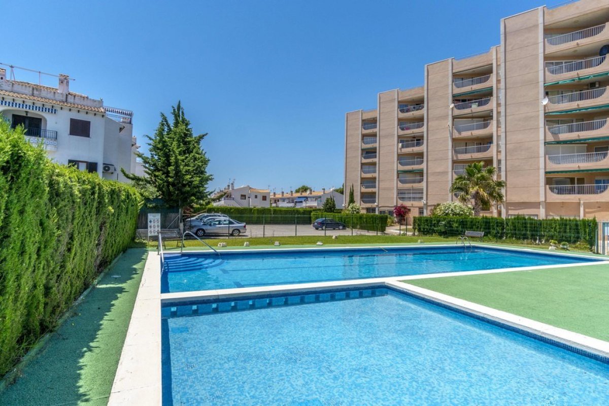 A spacious apartment with a communal swimming pool, 400m from the sea ...